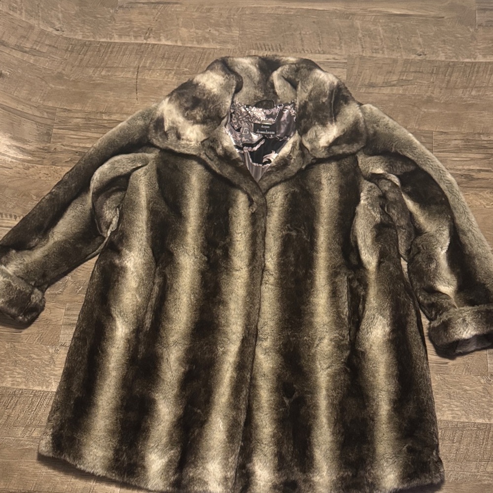 Dennis Basso Women’s Brown and Cream Patterned Faux Fur Coat - Size 1X